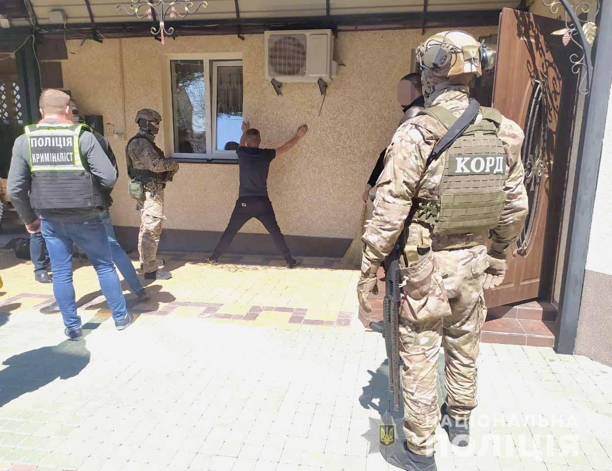 На Вінниччині пліція ліквідувала міжрегіональне угруповання, яке організувало виготовлення та збут наркотиків та психотропів