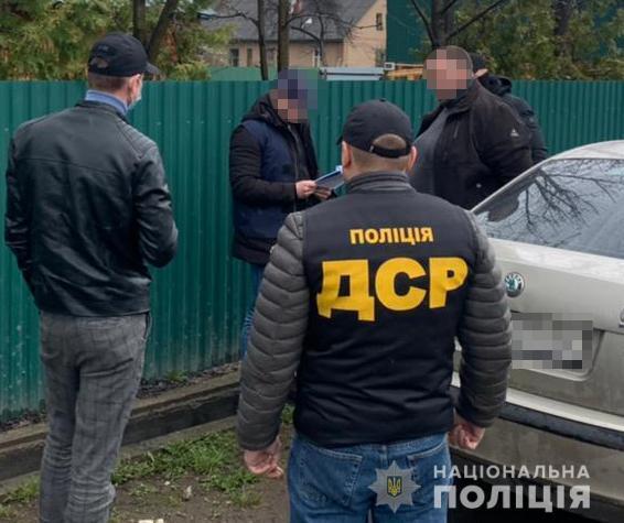 На Закарпатті поліцейські затримали на хабарі працівника Держагентства лісових ресурсів