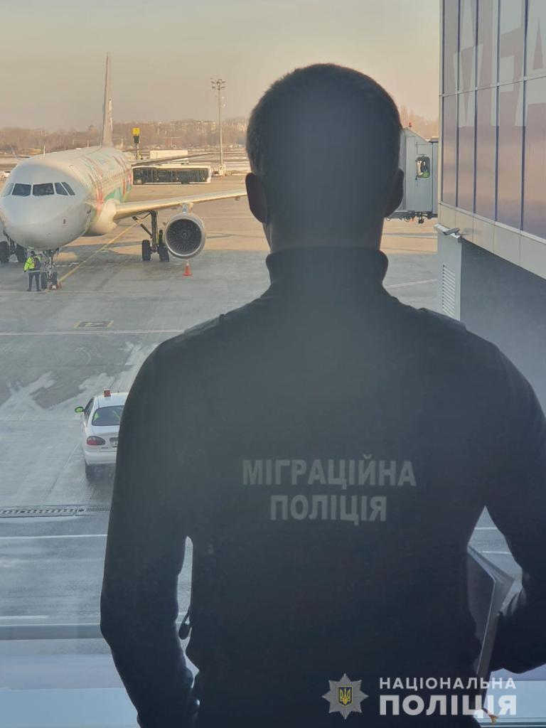 Оперативники міграційної поліції затримали групу іноземців за позбавлення волі та розбійний напад на блогерку з Ірану