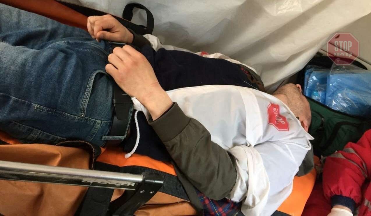  Побитого Миколу Мілінчука '' забрала ''швидка''. Фото: СтопКор