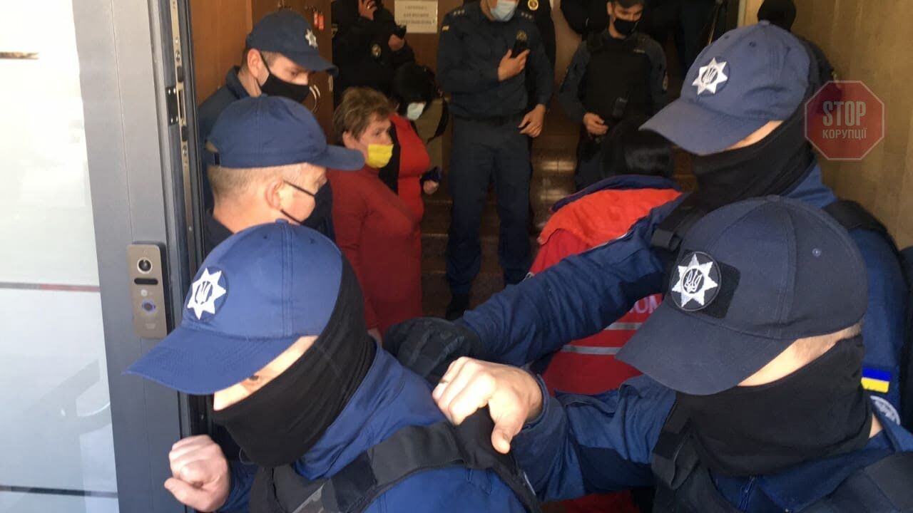  В Хмельницькому апеляційному суді побили активістів. Фото: СтопКор