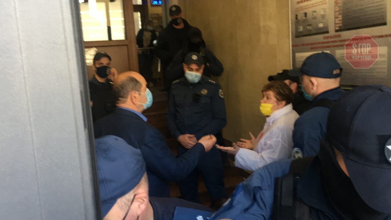  Ольга Мілінчук під час розмови з керівником апарату Хмельницького апеляційного суду. Фото: СтопКор