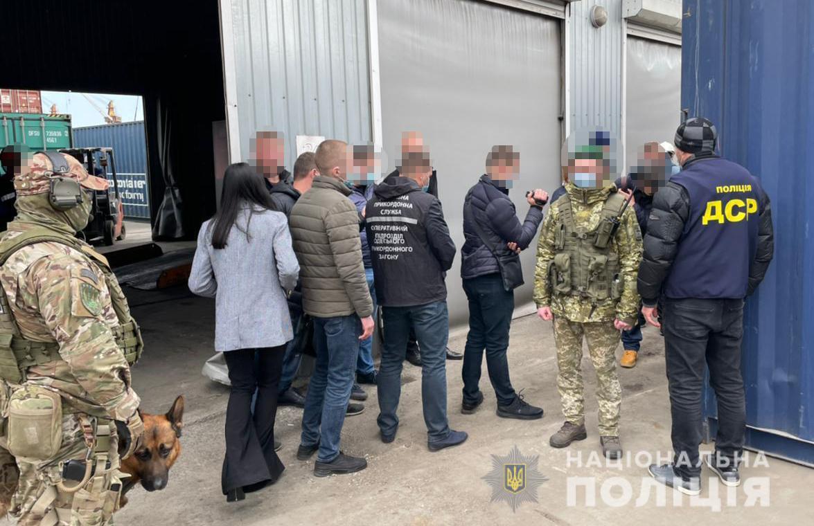 Поліція викрила масштабну схему незаконного ввезення в Україну цигарок з ОАЕ та інших країн – в Одеському порту триває огляд