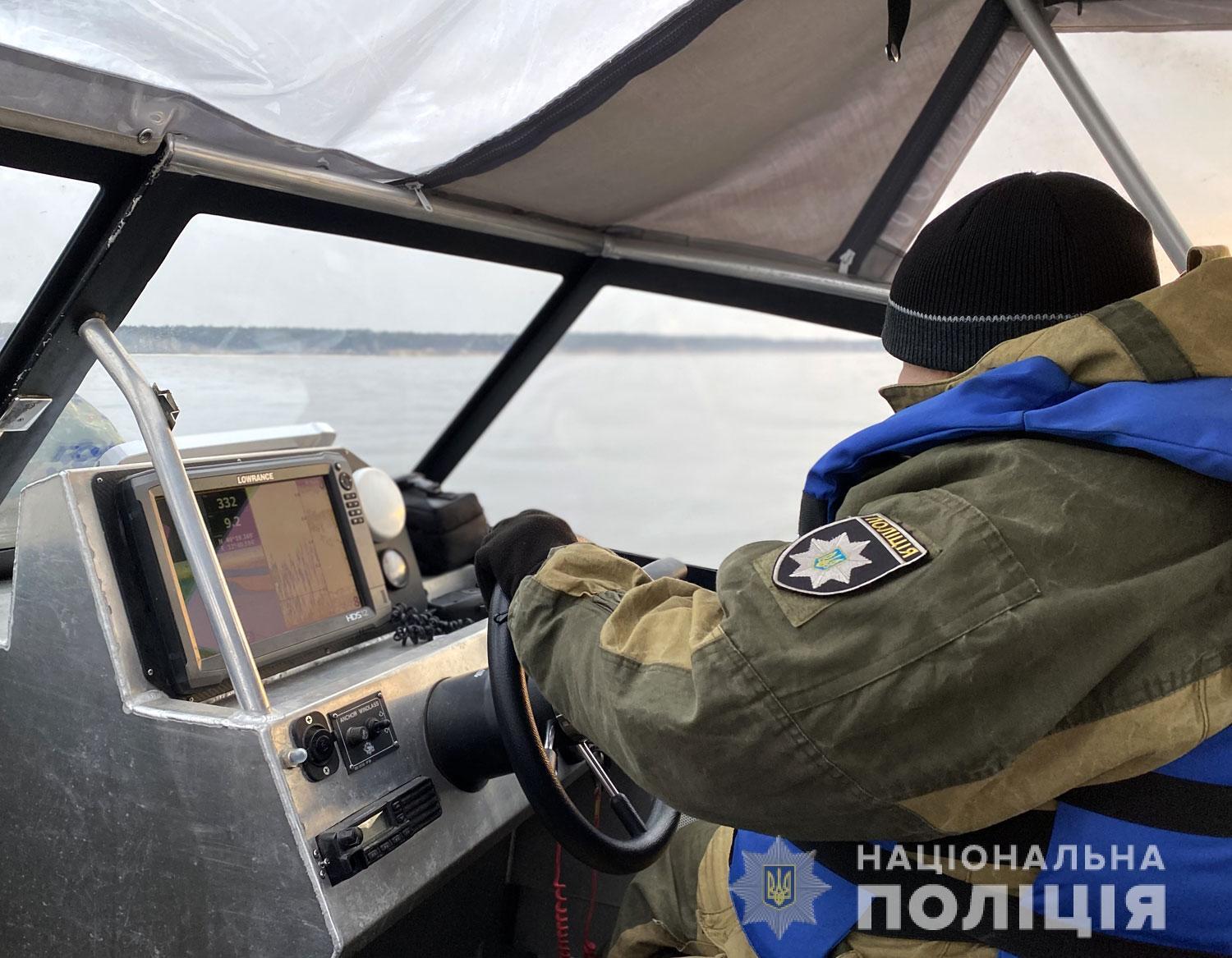 На Полтавщині водні поліцейські виявили на Кременчуцькому водосховищі чоловіка, який незаконно виловив близько 100 кілограмів риби