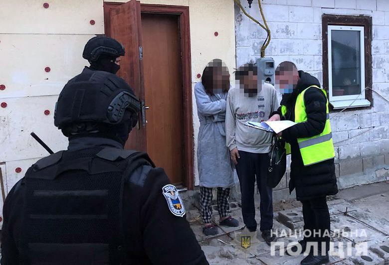 Столичні поліцейські викрили злочинну групу, яка займалась розповсюдженням наркотиків на території Київського слідчого ізолятора