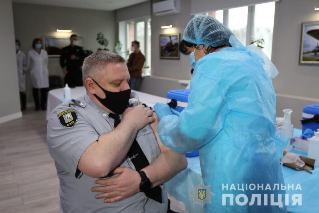Нацполіція розпочала процес вакцинації (ВІДЕО)