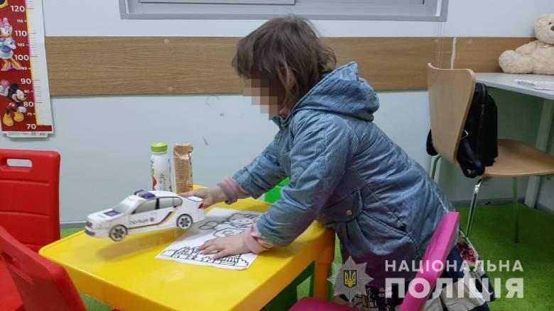 У Києві поліцейські встановлюють особу 3-річної дівчинки, яку вночі виявили у багатоповерхівці