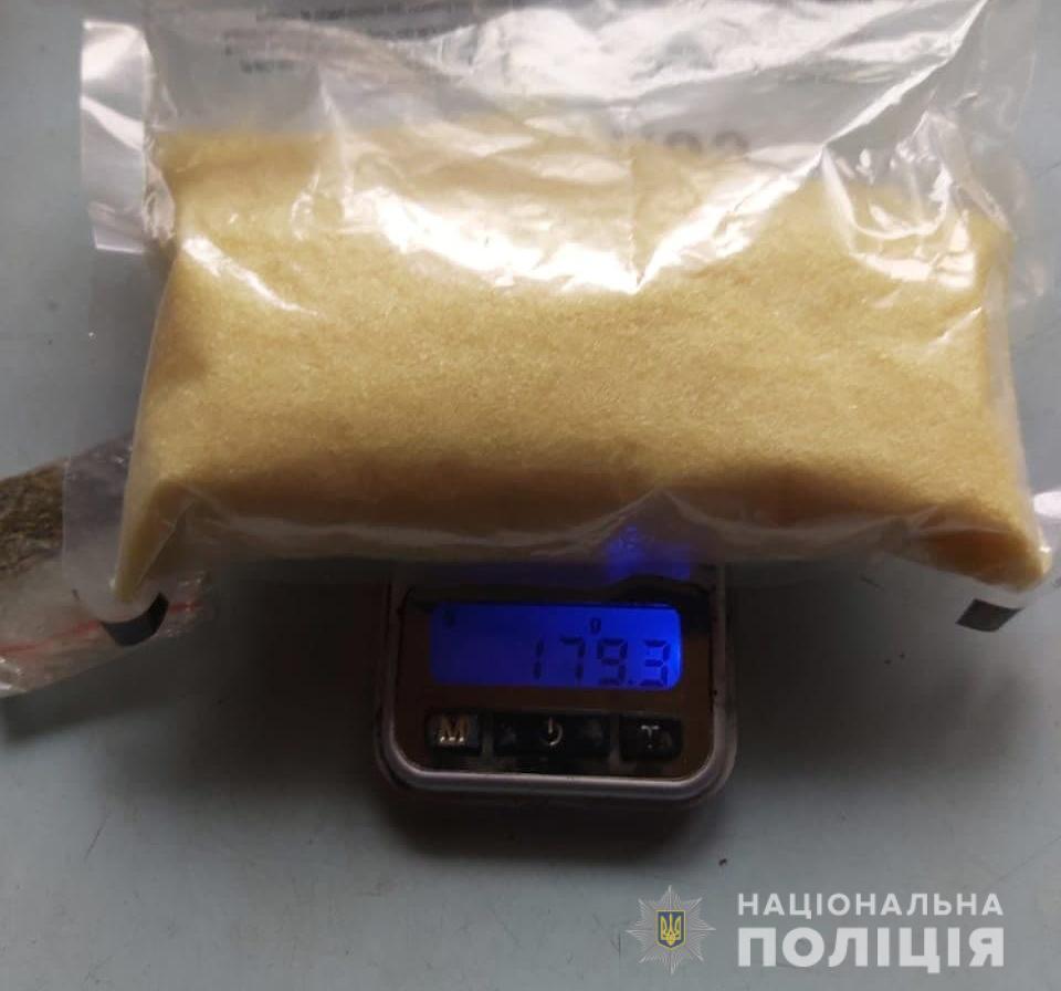 У Києві поліцейські викрили нарколабораторію – зловмисники збували готовий товар в СІЗО та по місту через служби таксі