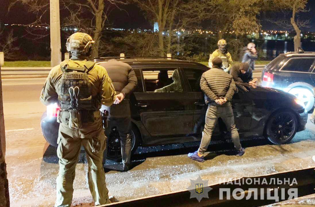 У Миколаєві оперативники та спецпризначенці КОРД затримали групу квартирних крадіїв з Одещини
