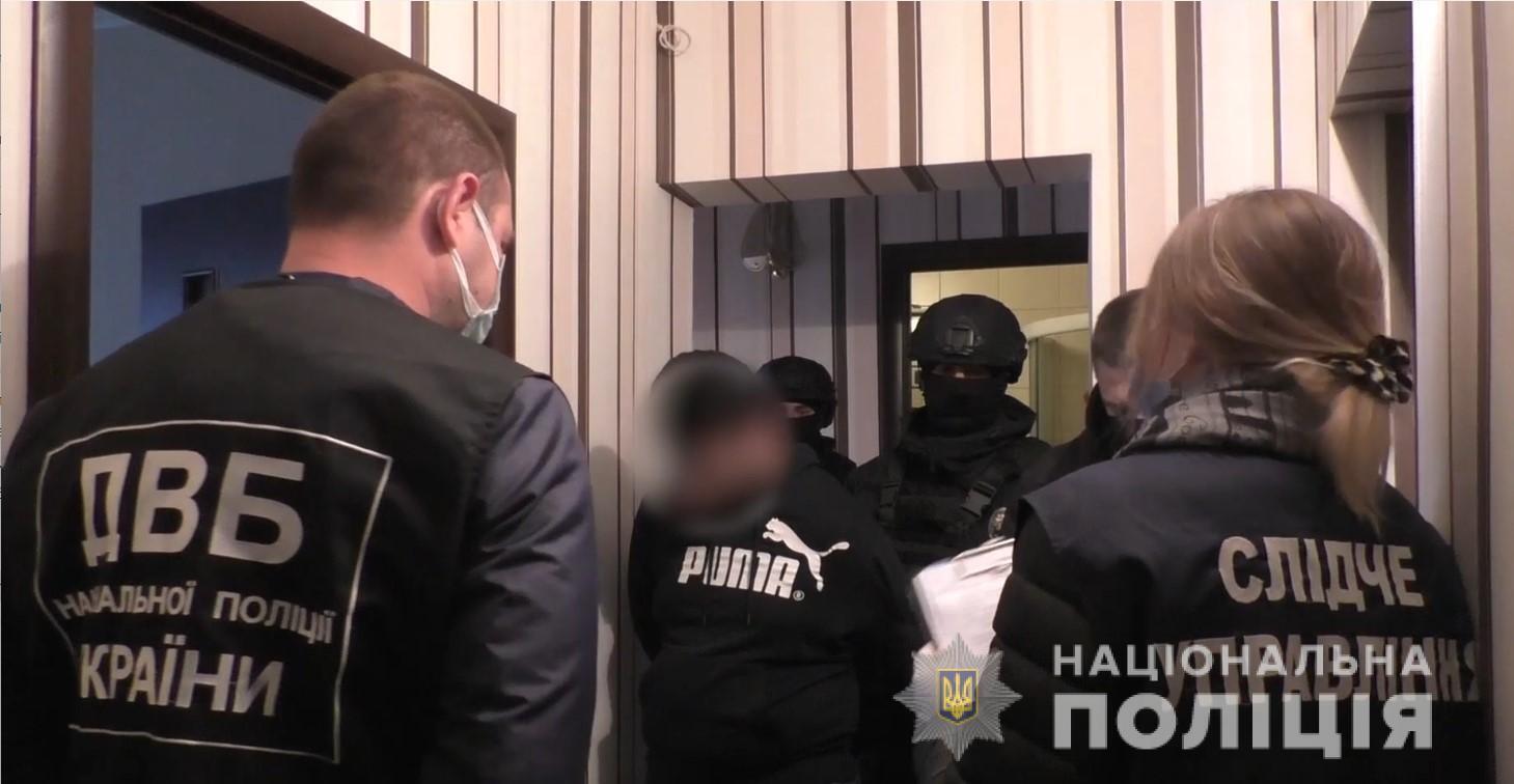 У Миколаєві правоохоронці затримали організовану групу, яка займалася збутом метадону та намагалася підкупити посадовця поліції
