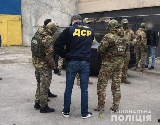 В Херсоні поліцейські викрили злочинне угрупування за поширення злочинного впливу та збут наркотиків засудженим виправної установи