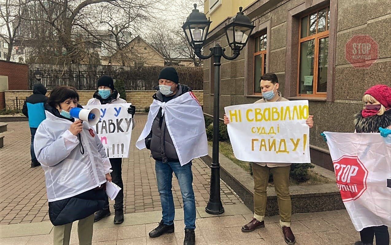  Вінницькі активісти протестують проти корупції у Вінницьких судах. Фото: СтопКор