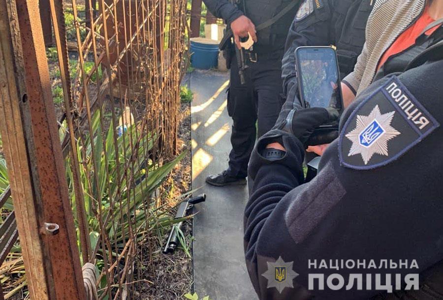 У затриманого за хуліганство в супермаркеті Маріуполя поліція вилучила зброю та наркотики