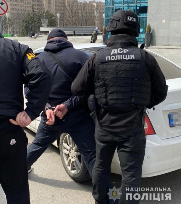 Поліцейська спецоперація у центрі Харкова: затримали п’ятьох учасників банди, які вимагали 700 000 доларів США у бізнесмена