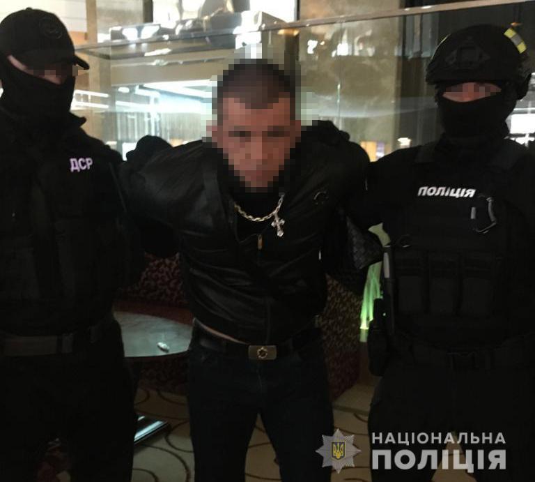 Поліцейська спецоперація у центрі Харкова: затримали п’ятьох учасників банди, які вимагали 700 000 доларів США у бізнесмена