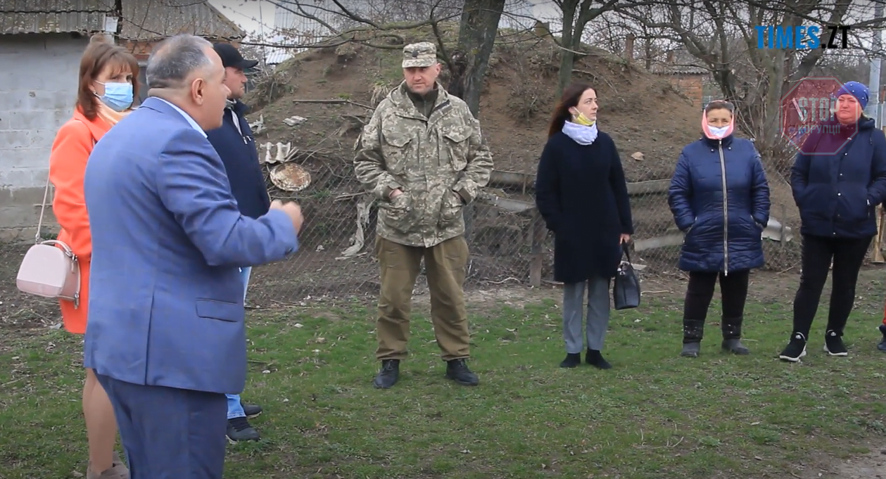  Ошукані АТОвці на Бердичівщині разом з головою Швайківської ОТГ. Скріншот: СтопКор