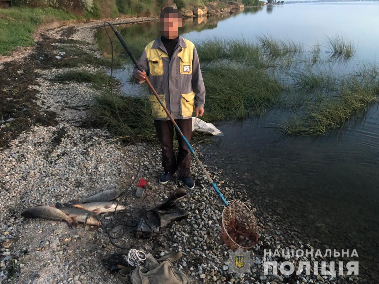 На водних об’єктах в Одеському районі правоохоронці викрили двох браконьєрів
