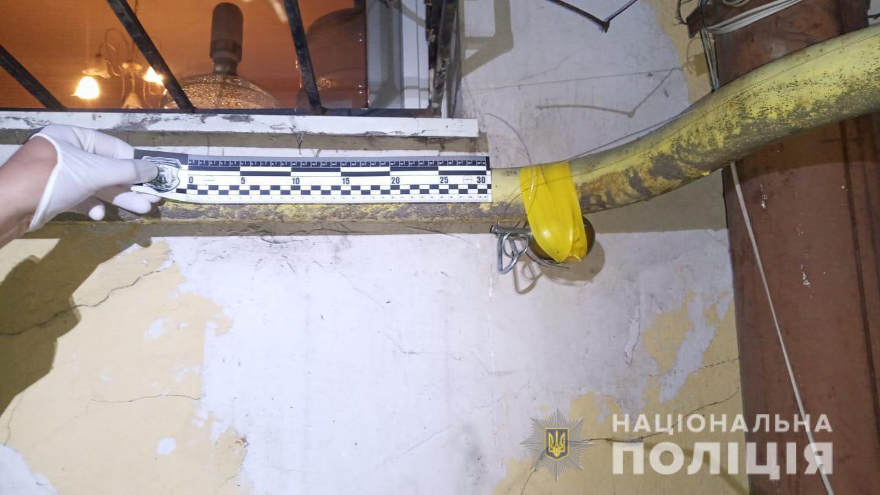 Одеські поліцейські розпочали розслідування за фактом виявлення вибухового пристрою біля житлового будинку на вулиці Кінній