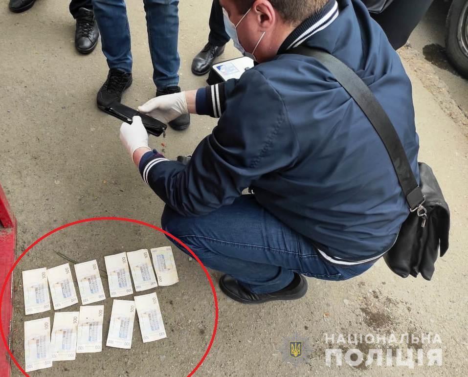 В Одесі правоохоронці затримали групу осіб за підозрою у вимаганні грошей у приватного підприємця