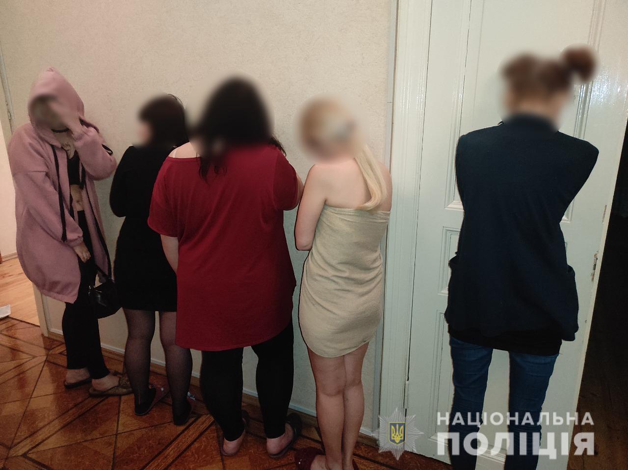 В Одесі правоохоронці притягують до відповідальності за сутенерство трьох жінок