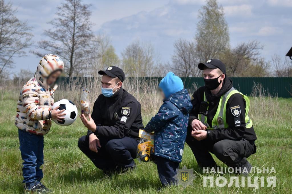 На Полтавщині поліцейські привітали з Великоднем двох малолітніх хлопчиків, яких напризволяще залишила мати