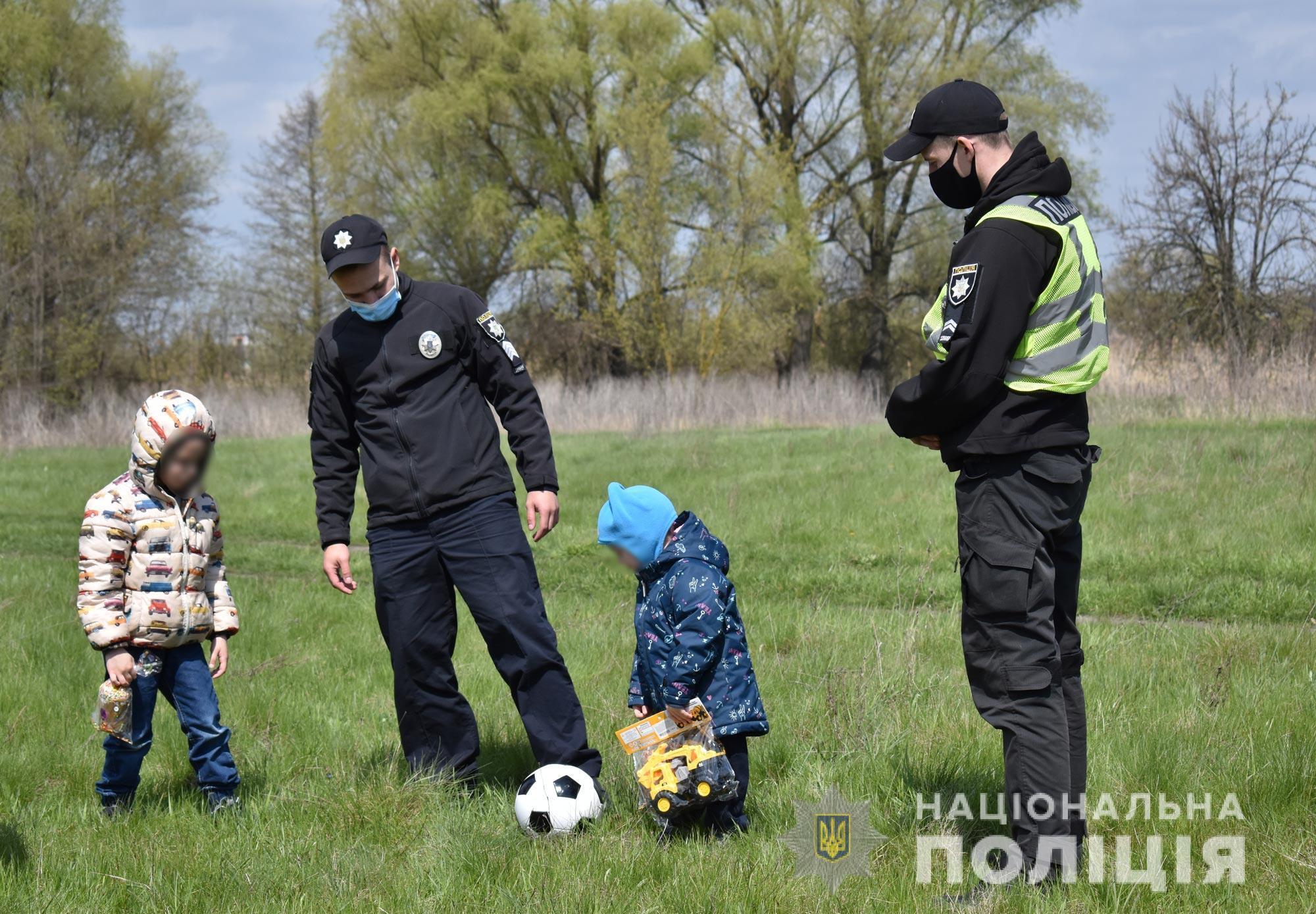 На Полтавщині поліцейські привітали з Великоднем двох малолітніх хлопчиків, яких напризволяще залишила мати