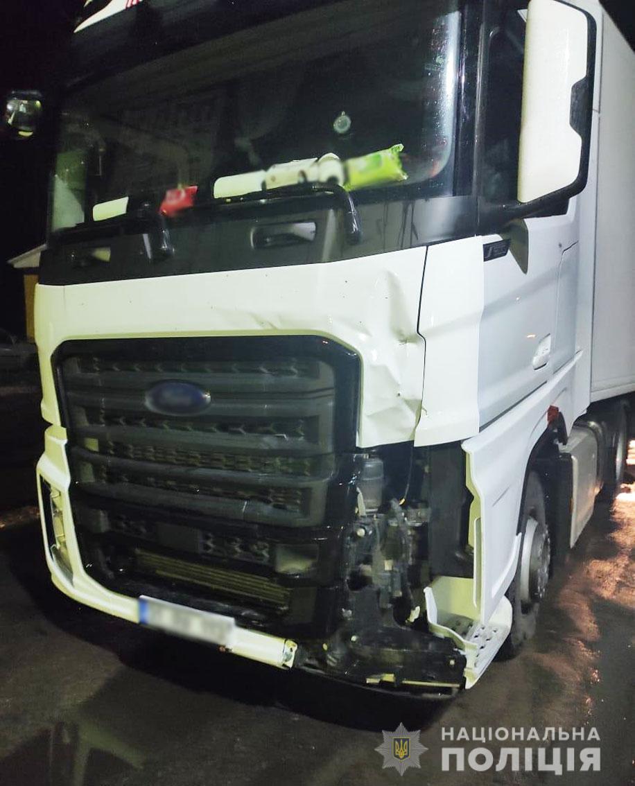 Поліція Чернігівщини розшукала водія вантажівки, який збив двох велосипедисток та втік