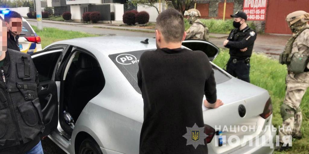 Закарпатські правоохоронці встановили групу зловмисників, причетних до розклеювання провокативних листівок в Берегові