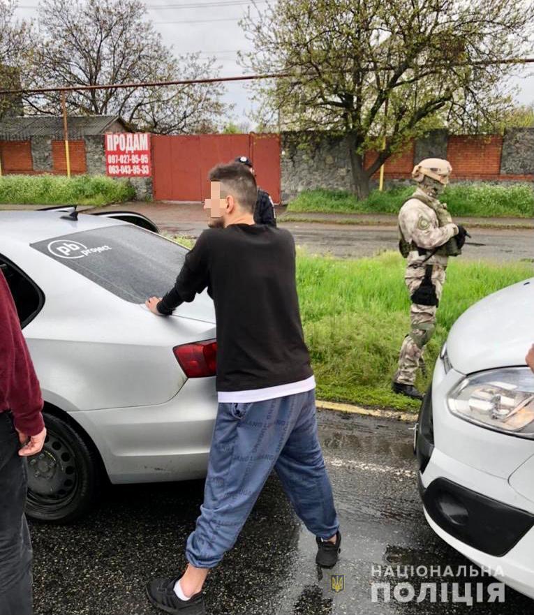 Закарпатські правоохоронці встановили групу зловмисників, причетних до розклеювання провокативних листівок в Берегові