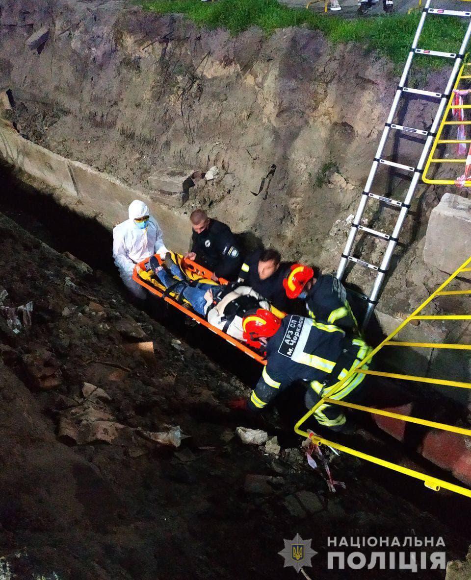 У Черкасах правоохоронці врятували 66-річну жінку, яка впала в яму