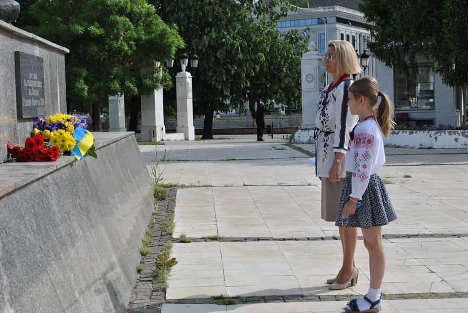У Сербії українська громада поклала квіти до пам’ятника Визволителям міста Скоп’є