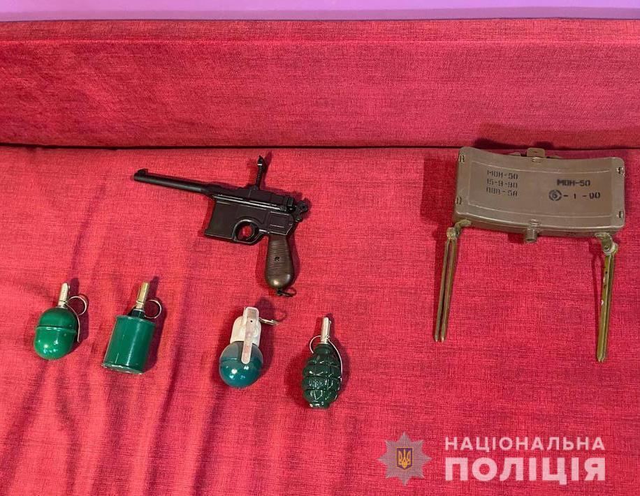 На Дніпропетровщині поліцейські затримали злочинну групу збувачів вогнепальної зброї та вибухівки