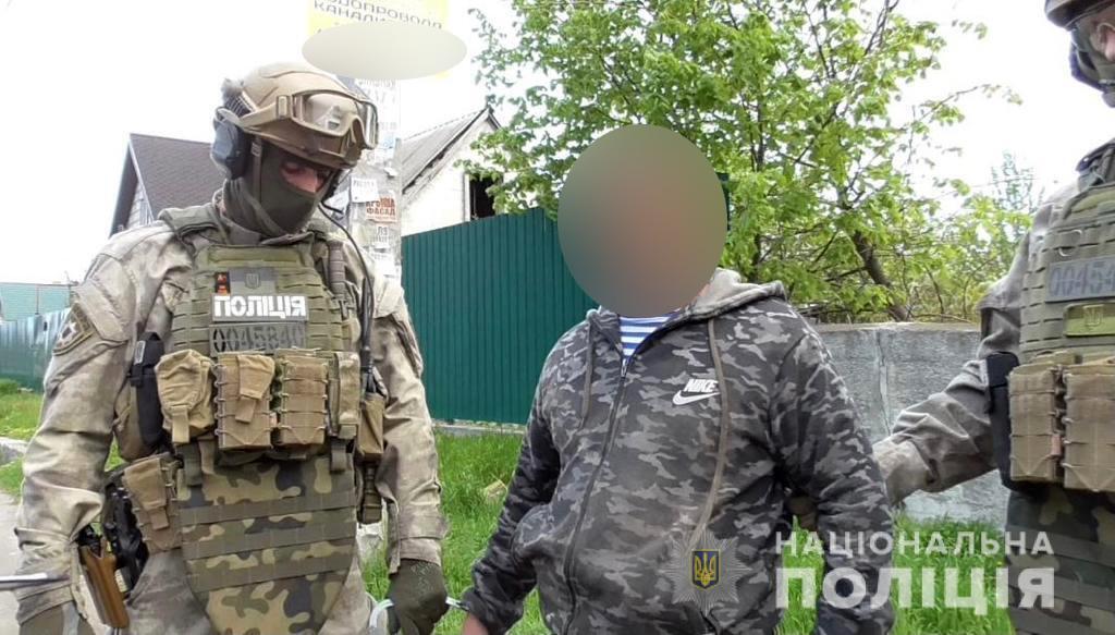 На Дніпропетровщині поліцейські затримали злочинну групу збувачів вогнепальної зброї та вибухівки