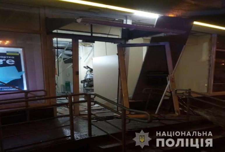 Поліцейські Дніпра затримали групу озброєних зловмисників, які підірвали банкомат та викрали понад 330 тисяч гривень