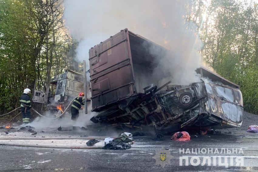 На Хмельниччині поліція з'ясовує обставини ДТП із загиблими за участю трьох транспортних засобів