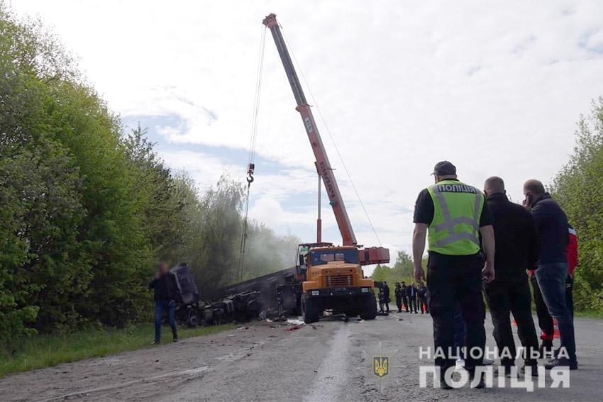 На Хмельниччині поліція з'ясовує обставини ДТП із загиблими за участю трьох транспортних засобів