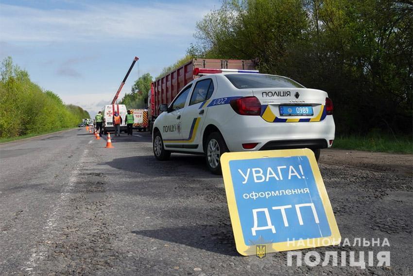 На Хмельниччині поліція з'ясовує обставини ДТП із загиблими за участю трьох транспортних засобів