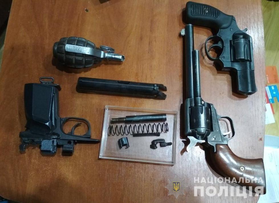 Вінницькі поліцейські затримали організоване злочинне угруповання, яке на мільйони гривень ошукало агрофірми в різних регіонах