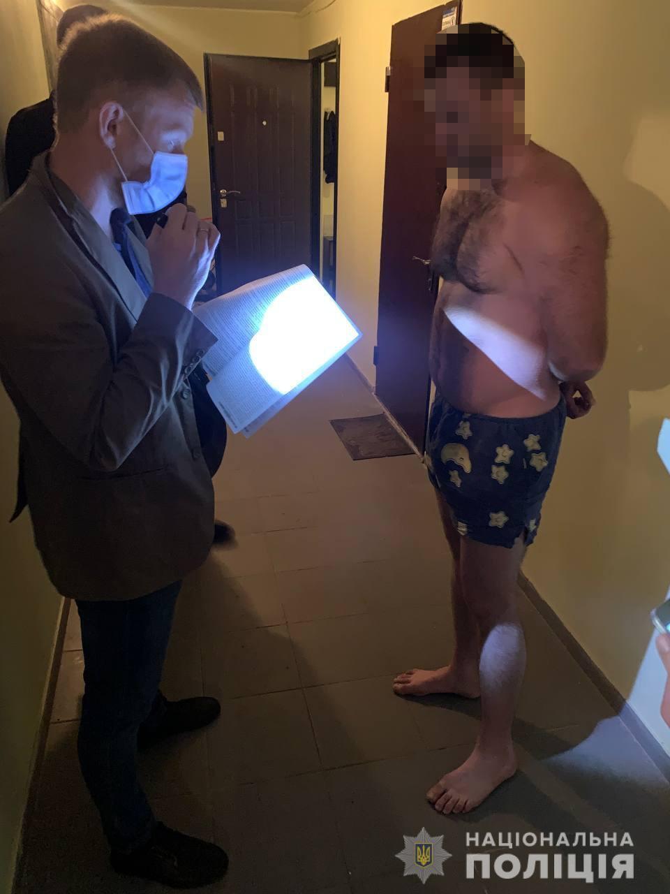 На Харківщині слідчі поліції повідомили про підозру двом чоловікам у вчиненні розбійного нападу на пункт обміну валют