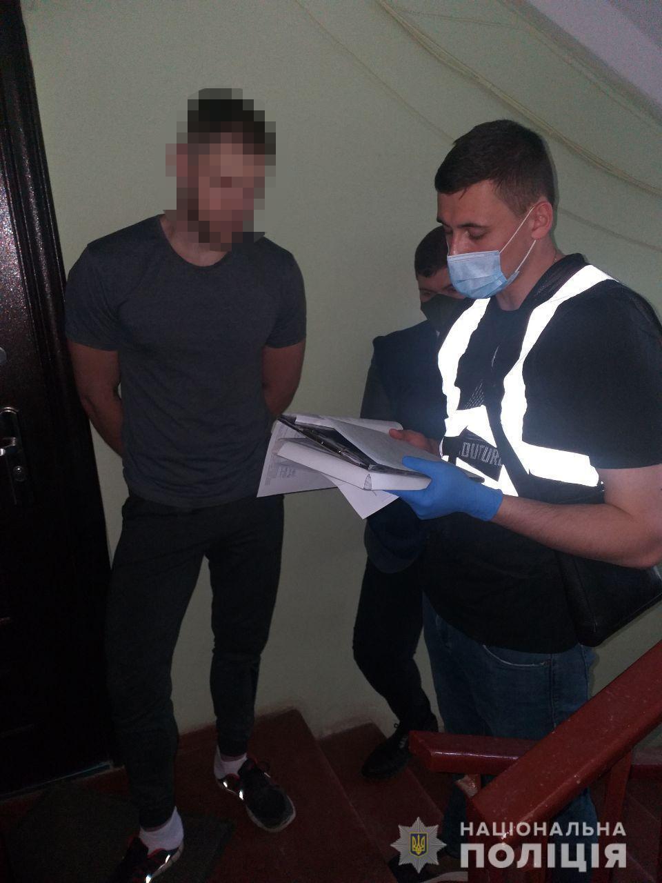 На Харківщині слідчі поліції повідомили про підозру двом чоловікам у вчиненні розбійного нападу на пункт обміну валют