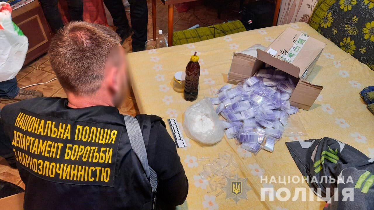 Миколаївські правоохоронці затримали угруповання наркодилерів за розповсюдження метадону