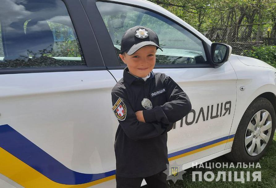 Подарунки, форма і теплі емоції: на Волині поліцейські відвідали  хлопчика, якого минулого місяця розшукували понад 15 годин