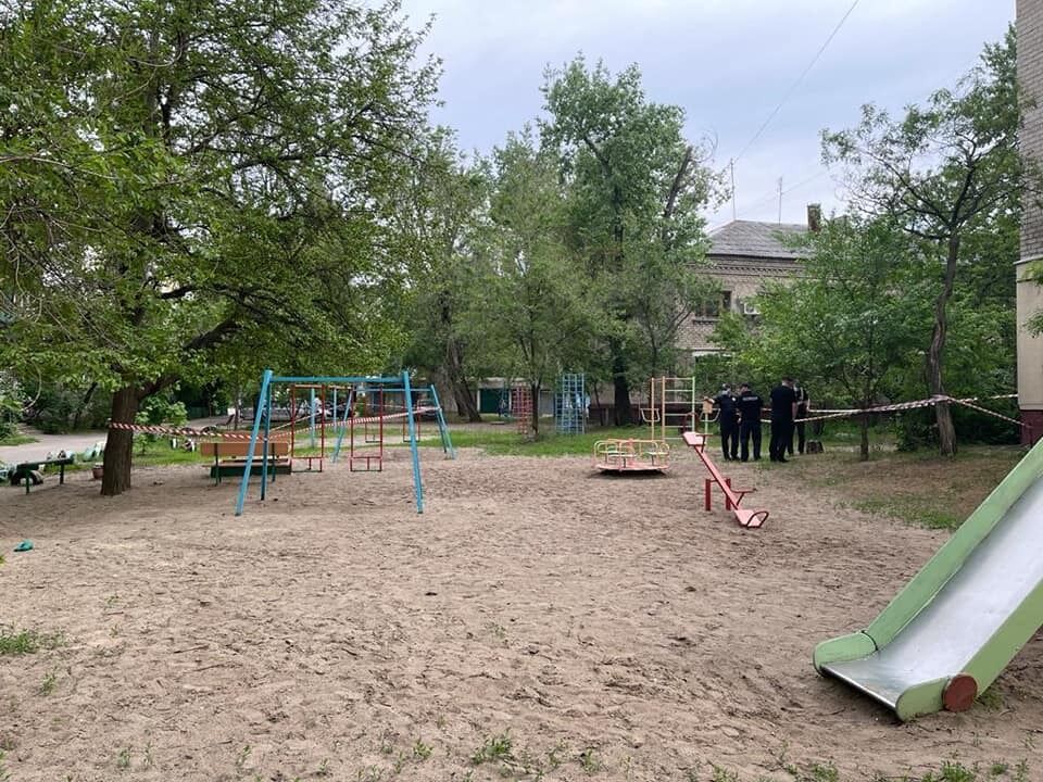 На Луганщині від вибуху боєприпасу на дитмайданчику постраждала дев'ятирічна дівчинка
