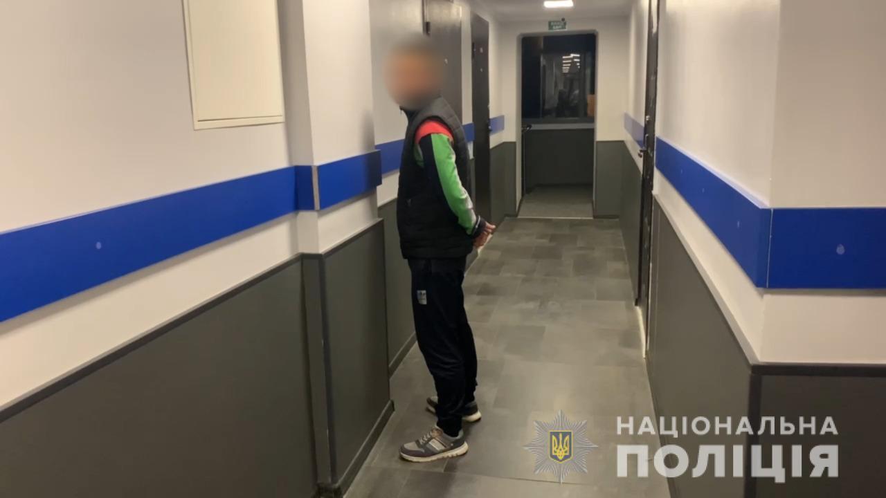 В Одесі правоохоронці затримали групу осіб за підозрою в незаконному позбавленні волі чоловіка та вимаганні в нього неіснуючого боргу