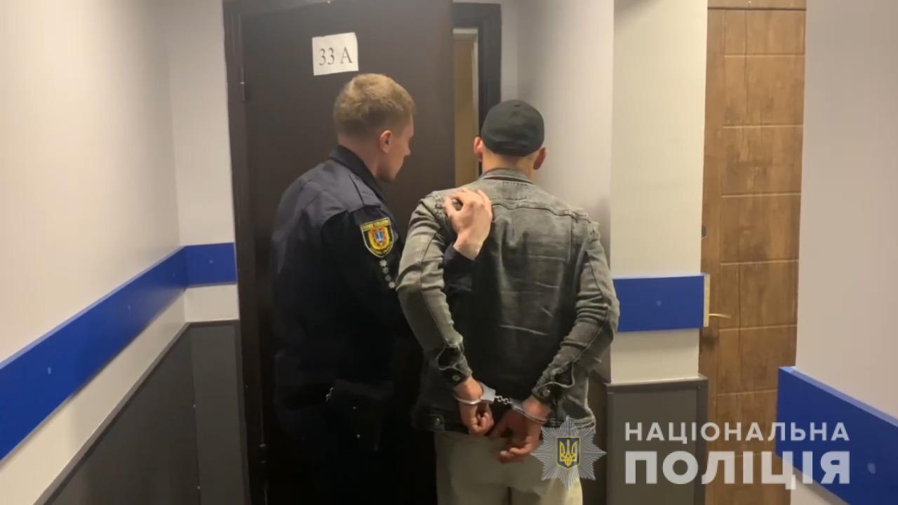 В Одесі правоохоронці затримали групу осіб за підозрою в незаконному позбавленні волі чоловіка та вимаганні в нього неіснуючого боргу