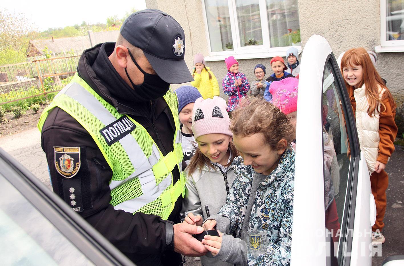 На Хмельниччині в рамках тижня безпеки дорожнього руху поліцейські провели заняття з школярами