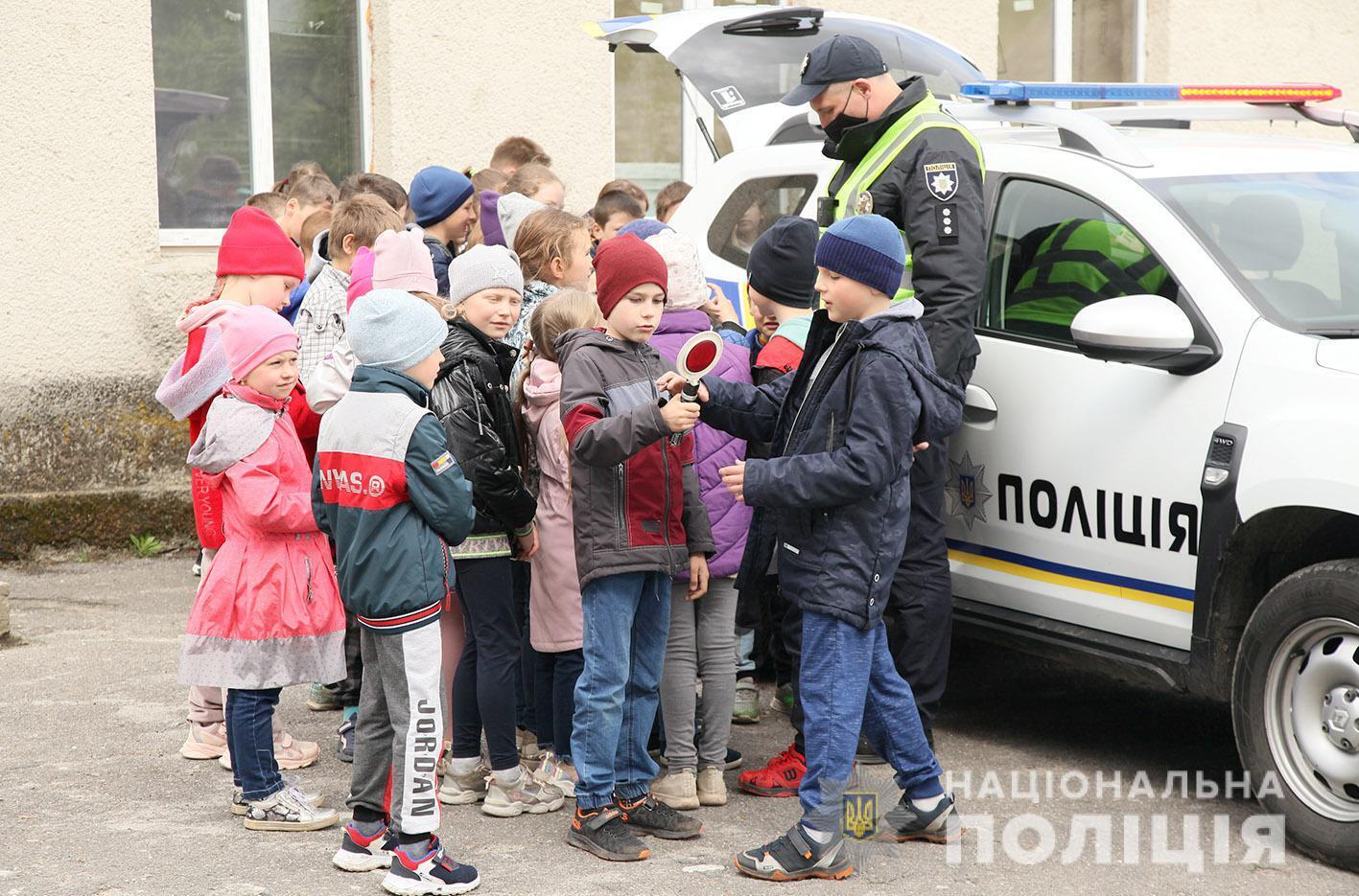 На Хмельниччині в рамках тижня безпеки дорожнього руху поліцейські провели заняття з школярами