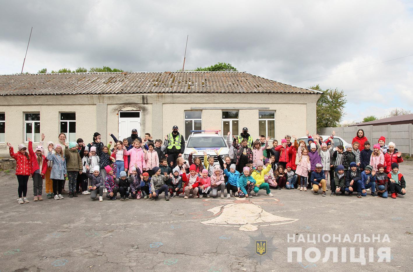 На Хмельниччині в рамках тижня безпеки дорожнього руху поліцейські провели заняття з школярами