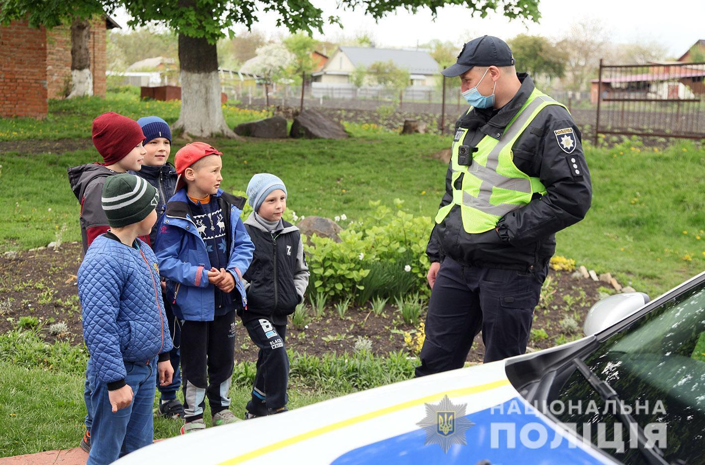 На Хмельниччині в рамках тижня безпеки дорожнього руху поліцейські провели заняття з школярами