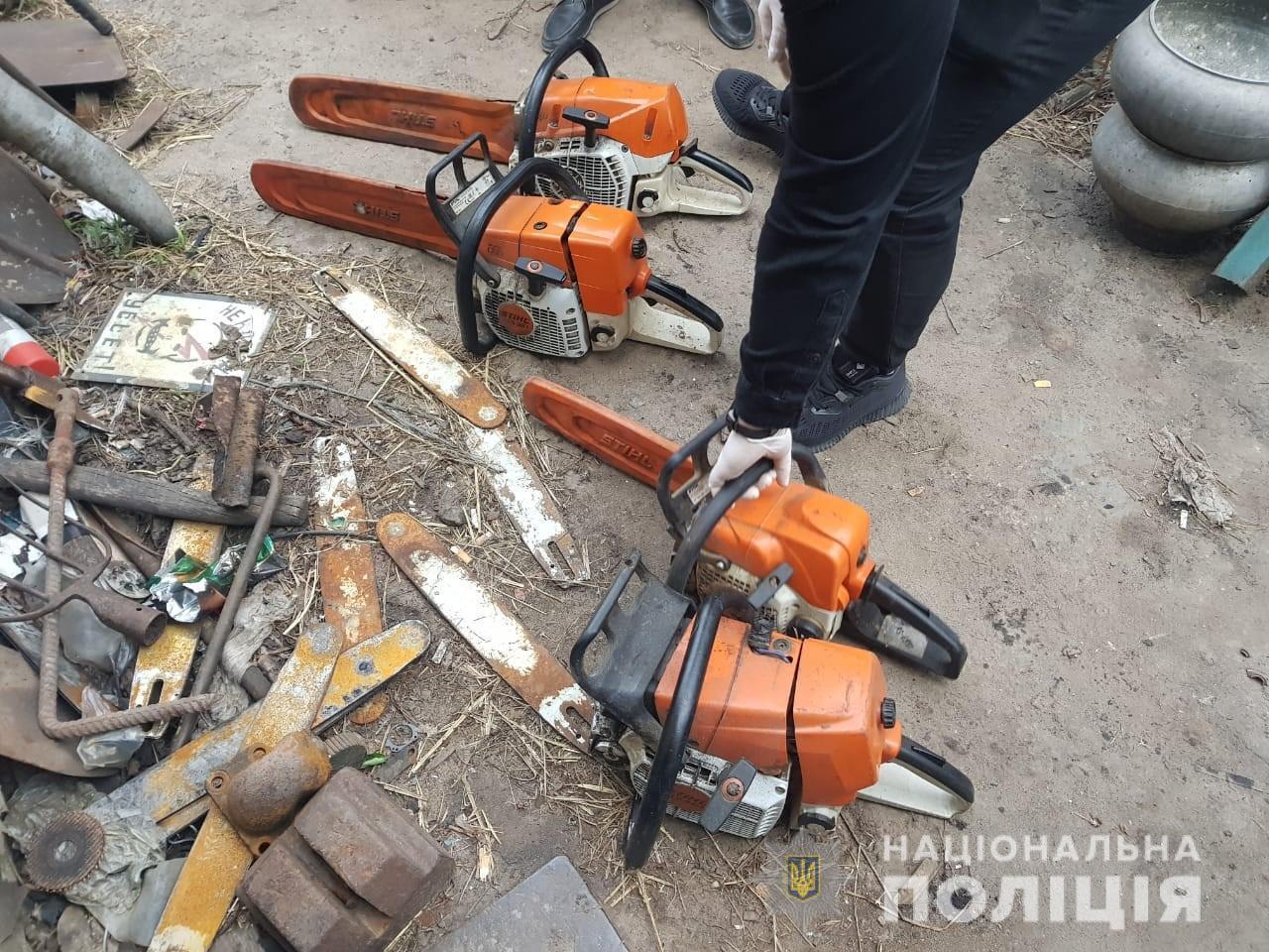 На Дніпропетровщині поліцейські викрили злочинну групу, яка займалась незаконною порубкою лісу